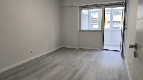 Apartamento T2 para Venda em Oeiras e São Julião da Barra, Paço de Arcos e Caxias