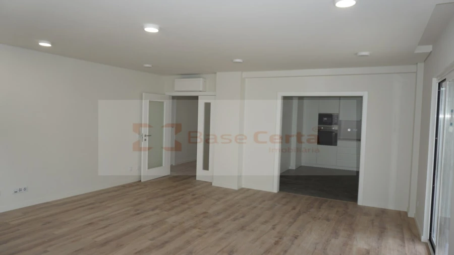 Apartamento T3 para Venda em Almada, Cova da Piedade, Pragal e Cacilhas Foto 1