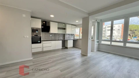 Apartamento T2 para Venda em Oeiras e São Julião da Barra, Paço de Arcos e Caxias