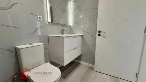 Apartamento T2 para Venda em Oeiras e São Julião da Barra, Paço de Arcos e Caxias