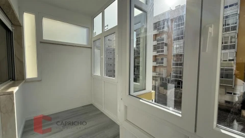 Apartamento T2 para Venda em Oeiras e São Julião da Barra, Paço de Arcos e Caxias