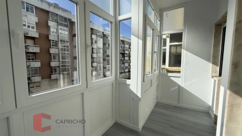 Apartamento T2 para Venda em Oeiras e São Julião da Barra, Paço de Arcos e Caxias