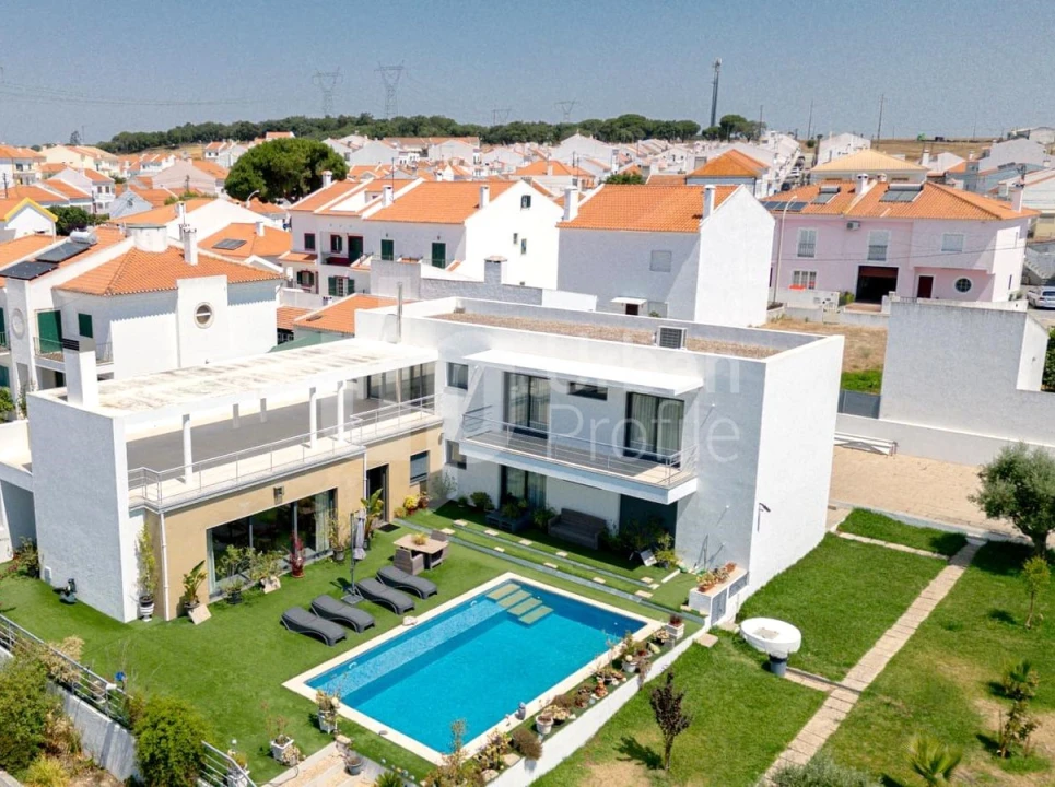 Moradia T4 para Venda em Santa Maria do Castelo e Santiago e Santa Susana Foto 1