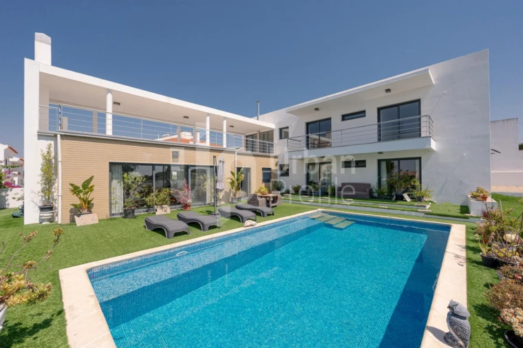 Moradia T4 para Venda em Santa Maria do Castelo e Santiago e Santa Susana Foto 2