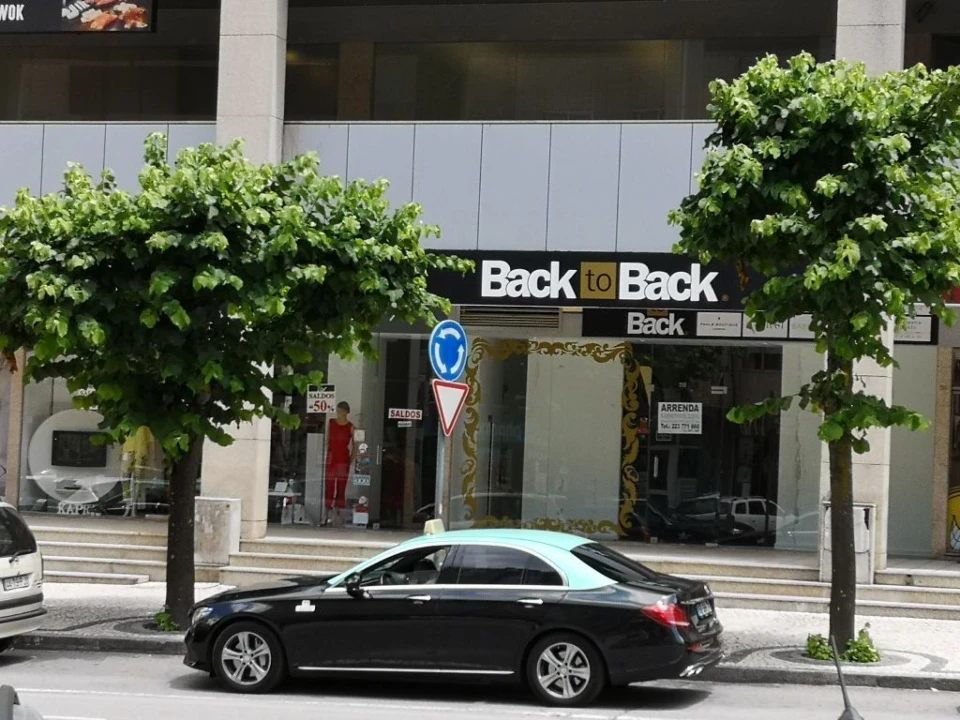 Loja para Arrendamento em São João da Madeira Foto 4