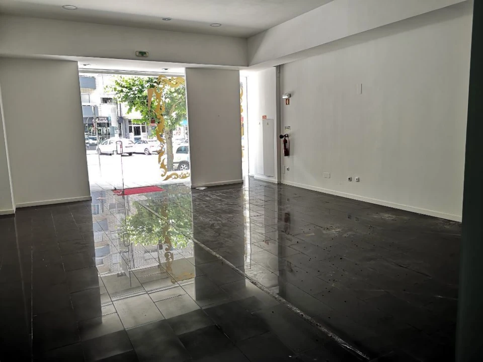 Loja para Arrendamento em São João da Madeira Foto 3