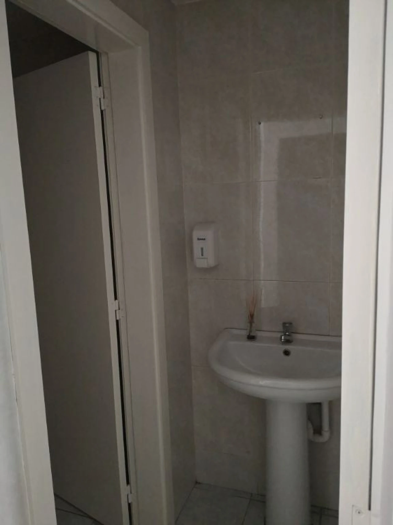 Loja para Arrendamento em São João da Madeira Foto 9