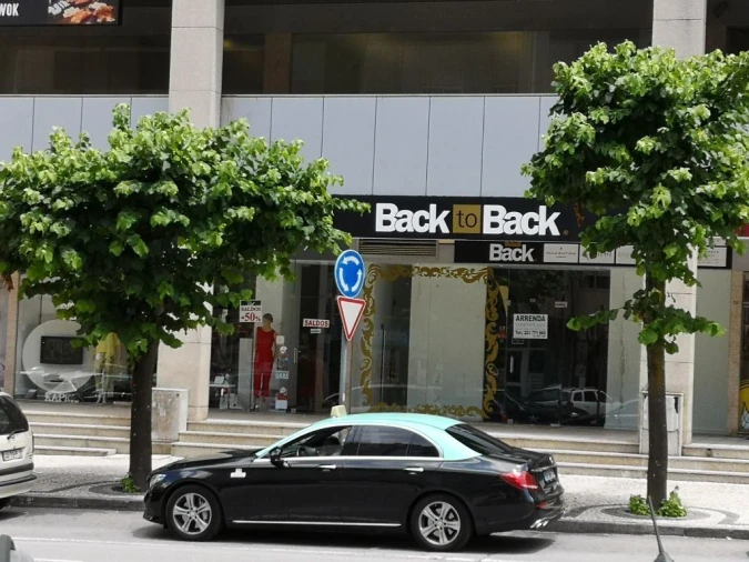 Loja para Arrendamento em São João da Madeira Foto 4