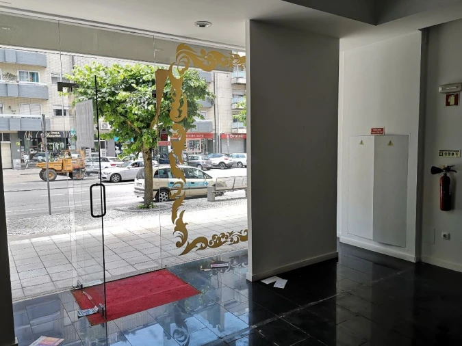 Loja para Arrendamento em São João da Madeira Foto 1