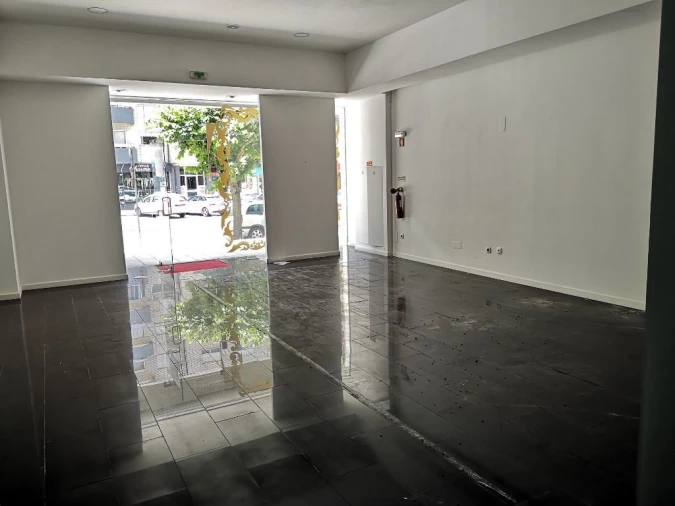 Loja para Arrendamento em São João da Madeira Foto 3