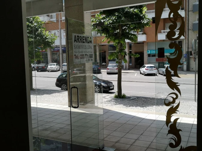 Loja para Arrendamento em São João da Madeira Foto 5