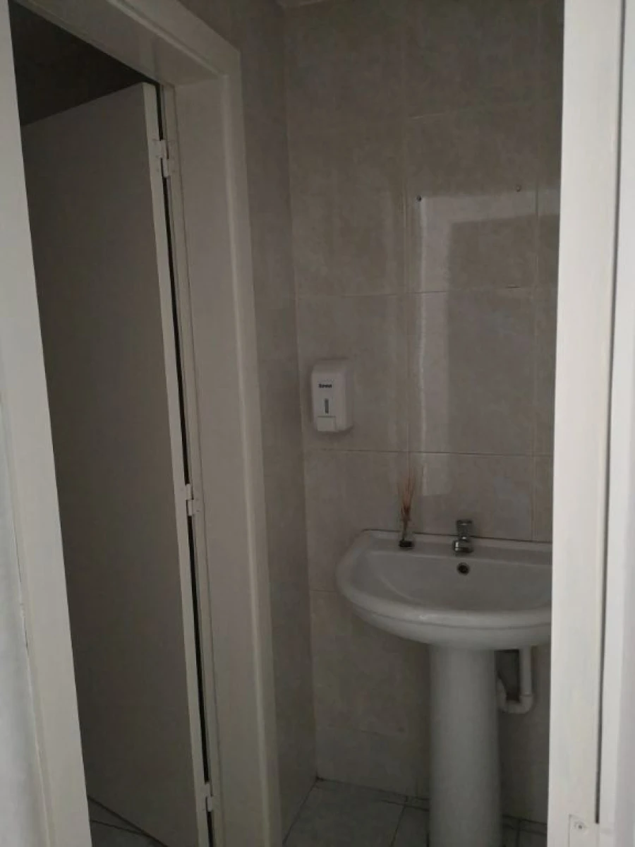 Loja para Arrendamento em São João da Madeira Foto 9