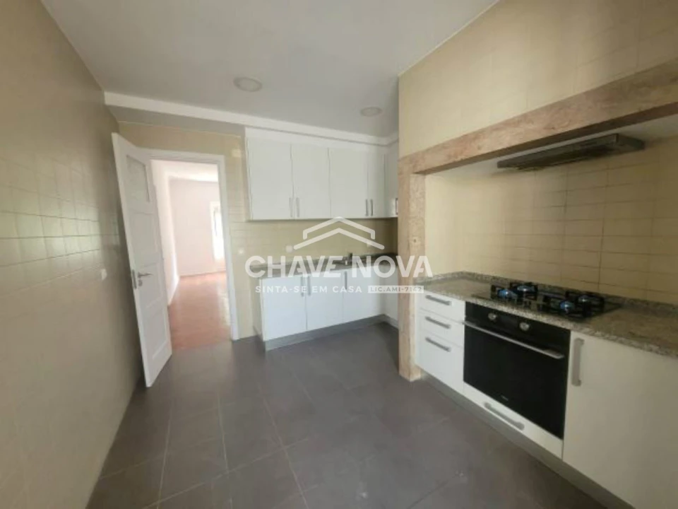 Apartamento T3 para Arrendamento em Santo António Foto 5