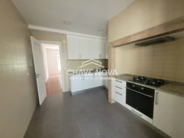Apartamento T3 para Arrendamento em Santo António