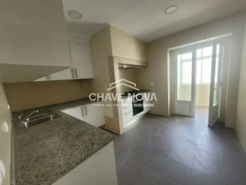 Apartamento T3 para Arrendamento em Santo António
