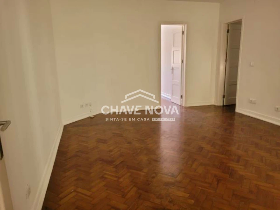 Apartamento T3 para Arrendamento em Santo António Foto 1