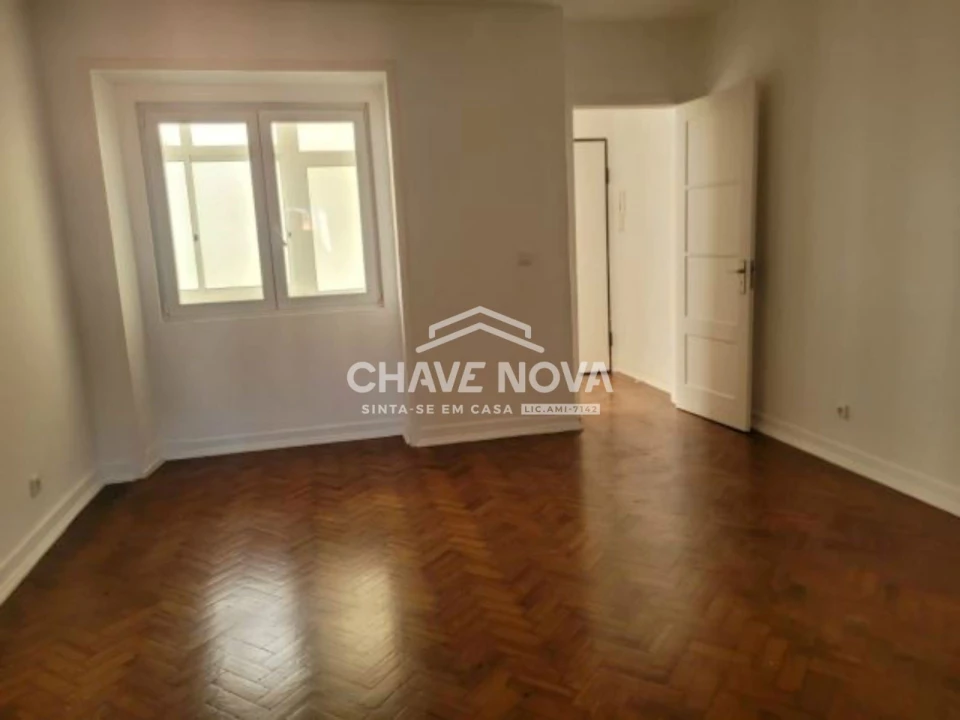 Apartamento T3 para Arrendamento em Santo António Foto 3