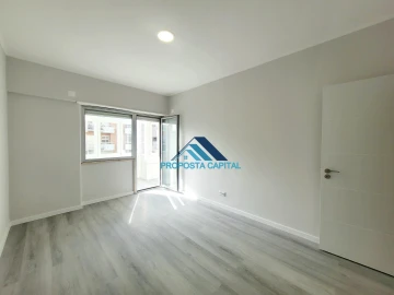 Apartamento T2 para Venda em Oeiras e São Julião da Barra, Paço de Arcos e Caxias