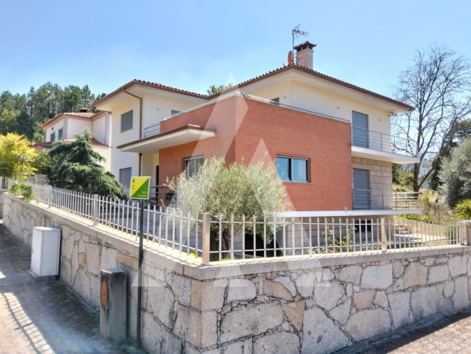 Moradia T4 para Venda em Geraz do Lima (Santa Maria, Santa Leocádia, Moreira), Deão Foto 1