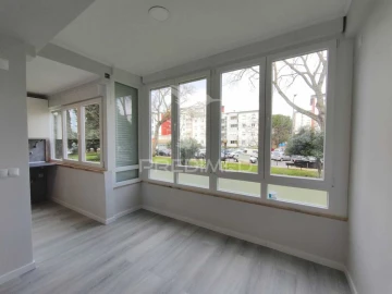 Apartamento T2 para Venda em Oeiras e São Julião da Barra, Paço de Arcos e Caxias