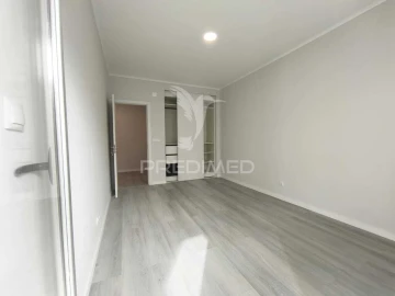 Apartamento T2 para Venda em Oeiras e São Julião da Barra, Paço de Arcos e Caxias