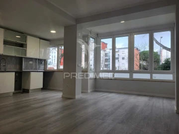 Apartamento T2 para Venda em Oeiras e São Julião da Barra, Paço de Arcos e Caxias