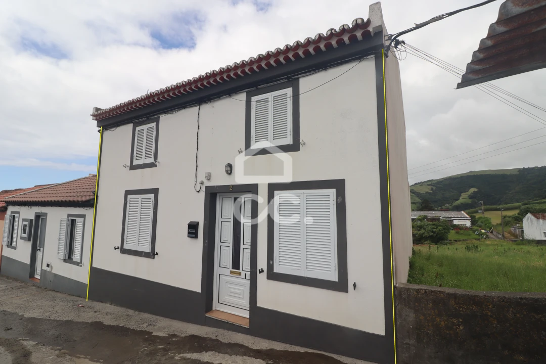 Moradia T4 para Venda em Povoação Foto 1