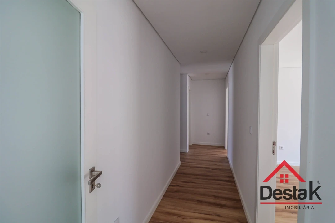 Apartamento T4 para Venda em Viseu Foto 8