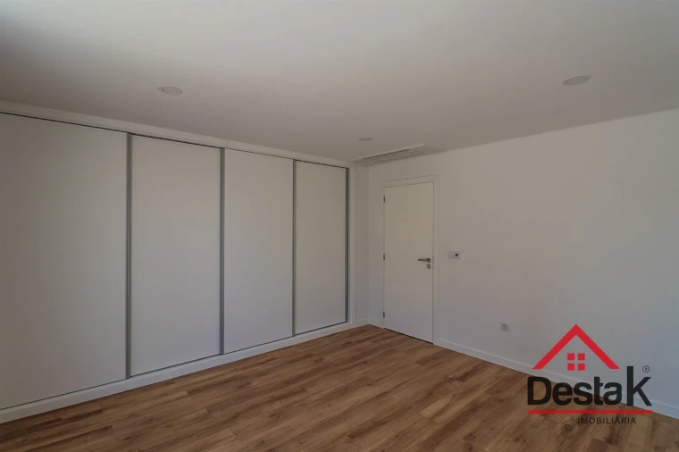 Apartamento T4 para Venda em Viseu Foto 10