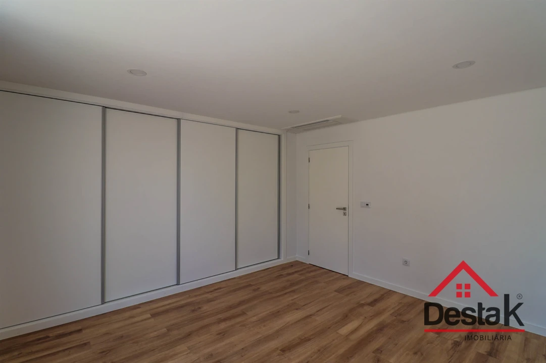 Apartamento T4 para Venda em Viseu Foto 10