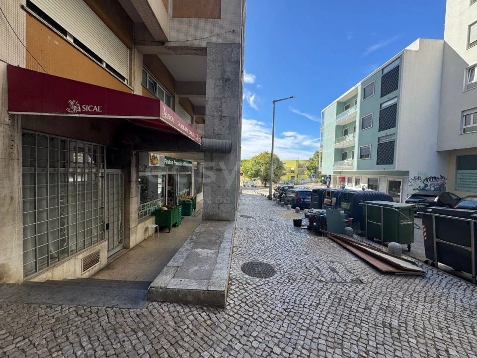 Loja para Venda em Almada, Cova da Piedade, Pragal e Cacilhas Foto 1
