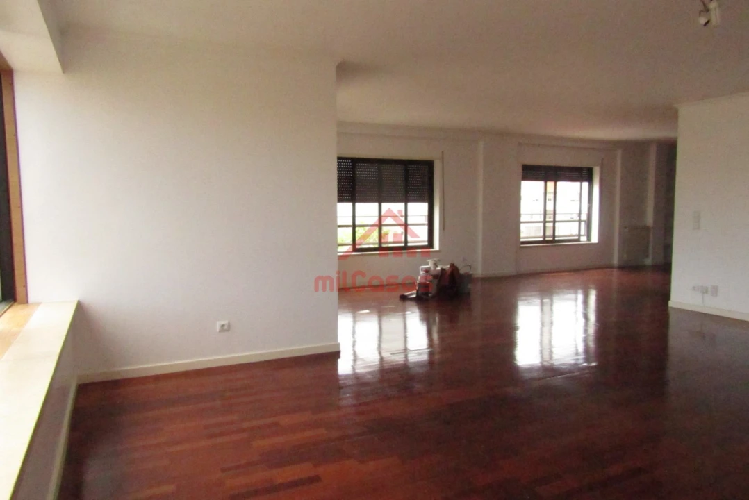 Apartamento T5 para Arrendamento em Santa Maria, São Pedro e Matacães Foto 2