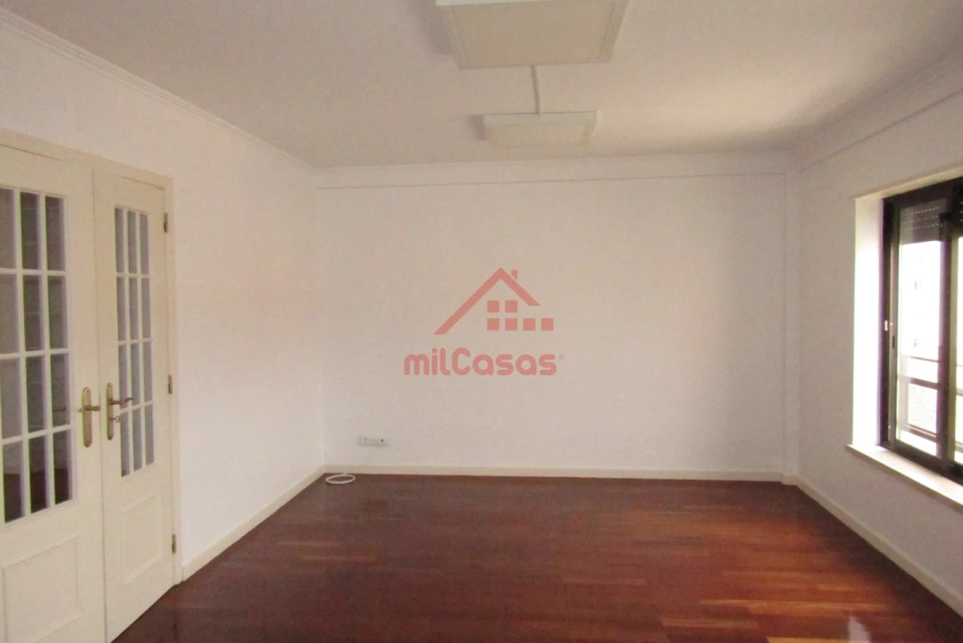 Apartamento T5 para Arrendamento em Santa Maria, São Pedro e Matacães Foto 8