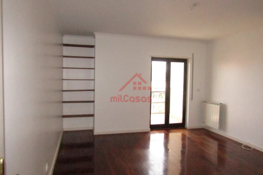 Apartamento T5 para Arrendamento em Santa Maria, São Pedro e Matacães Foto 9