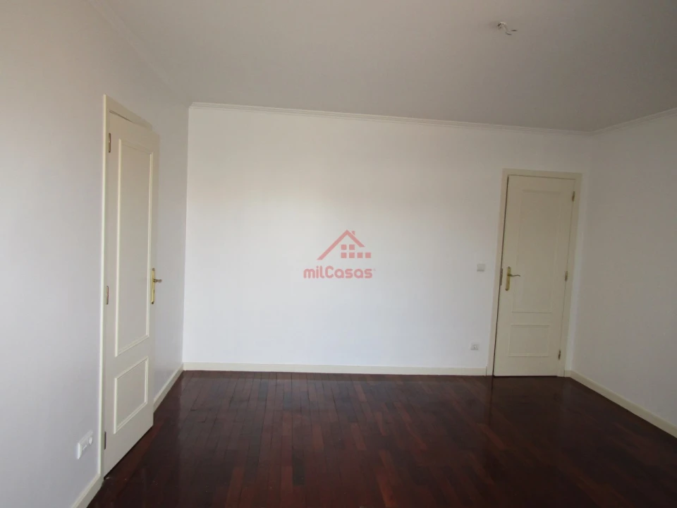 Apartamento T5 para Arrendamento em Santa Maria, São Pedro e Matacães Foto 14