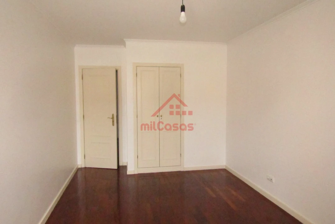 Apartamento T5 para Arrendamento em Santa Maria, São Pedro e Matacães Foto 15