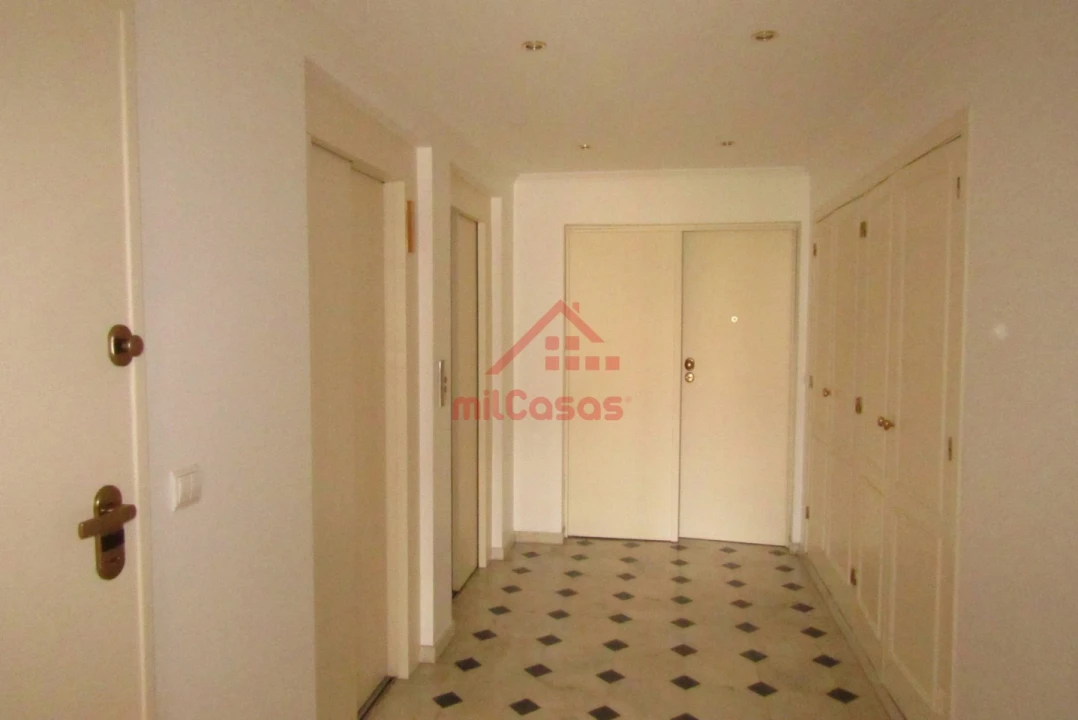 Apartamento T5 para Arrendamento em Santa Maria, São Pedro e Matacães Foto 26