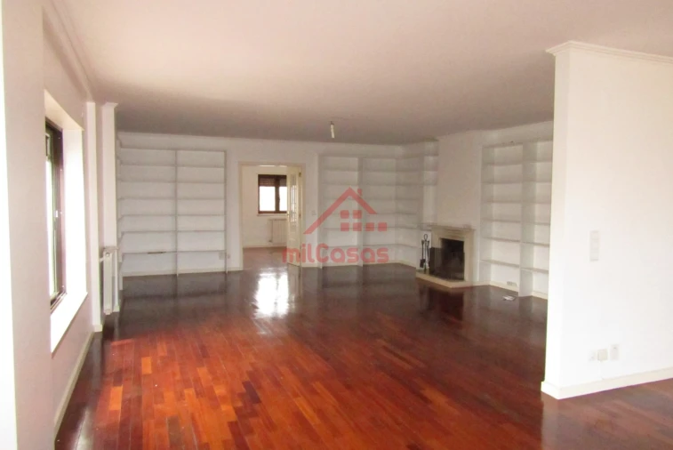 Apartamento T5 para Arrendamento em Santa Maria, São Pedro e Matacães Foto 5