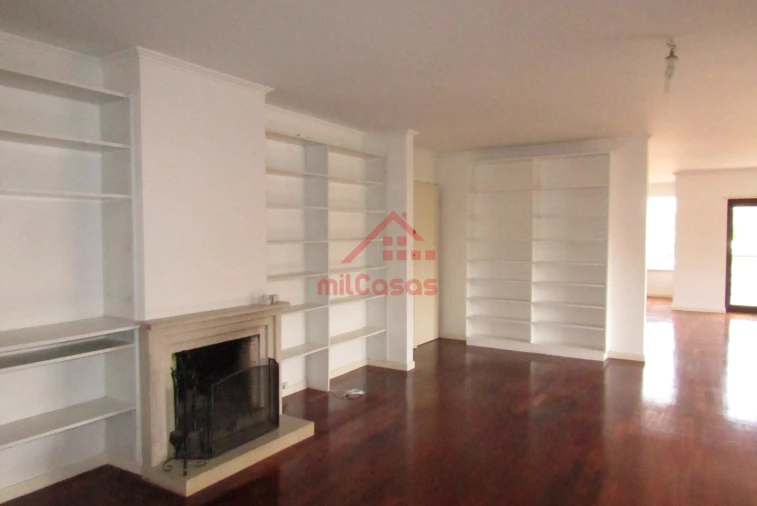 Apartamento T5 para Arrendamento em Santa Maria, São Pedro e Matacães Foto 6