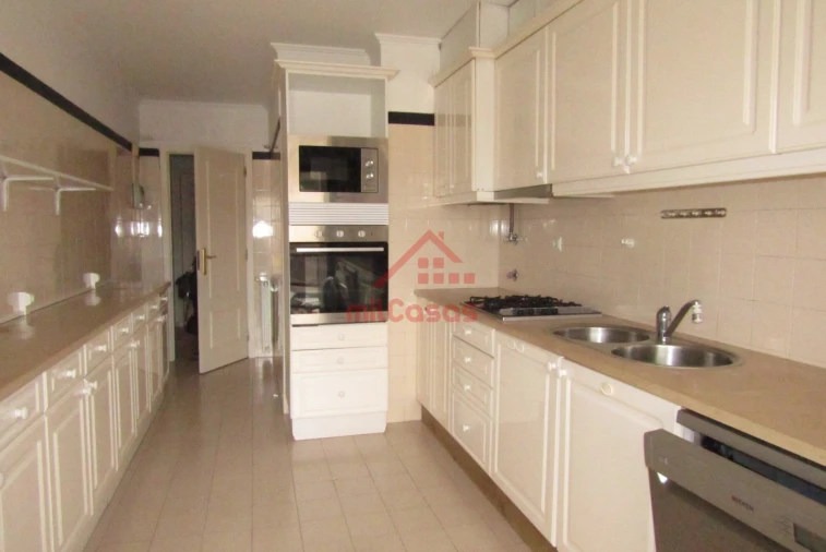 Apartamento T5 para Arrendamento em Santa Maria, São Pedro e Matacães Foto 11