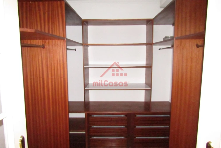 Apartamento T5 para Arrendamento em Santa Maria, São Pedro e Matacães Foto 22