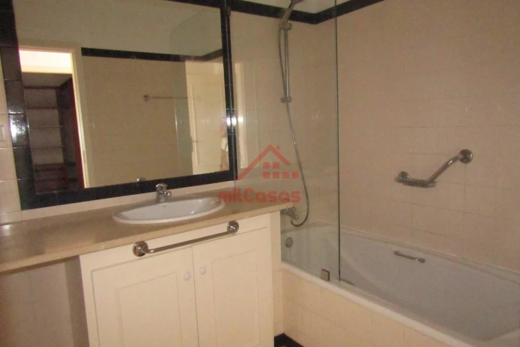 Apartamento T5 para Arrendamento em Santa Maria, São Pedro e Matacães Foto 24