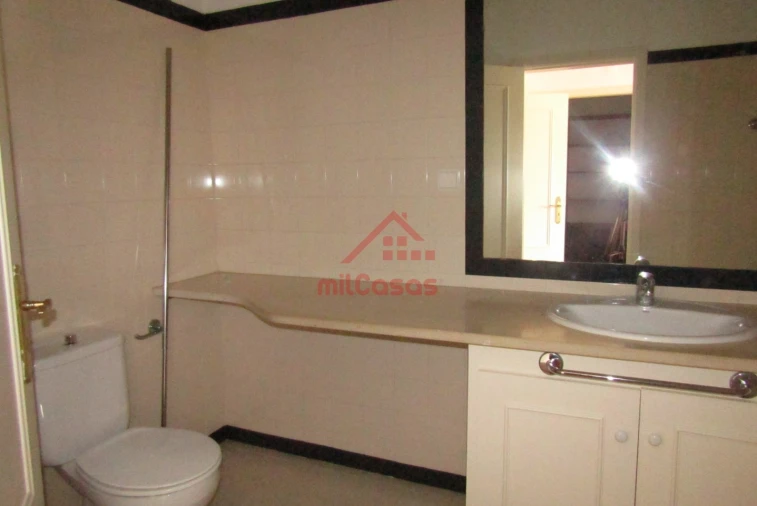 Apartamento T5 para Arrendamento em Santa Maria, São Pedro e Matacães Foto 25