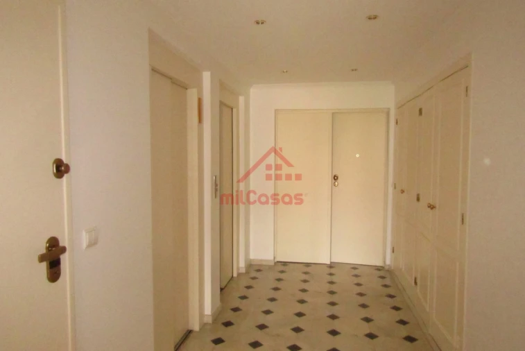 Apartamento T5 para Arrendamento em Santa Maria, São Pedro e Matacães Foto 26