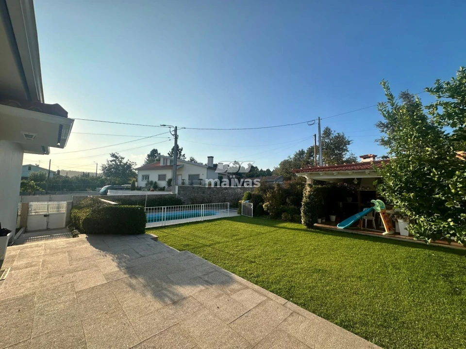 Moradia T4 para Venda em Sabariz Foto 1