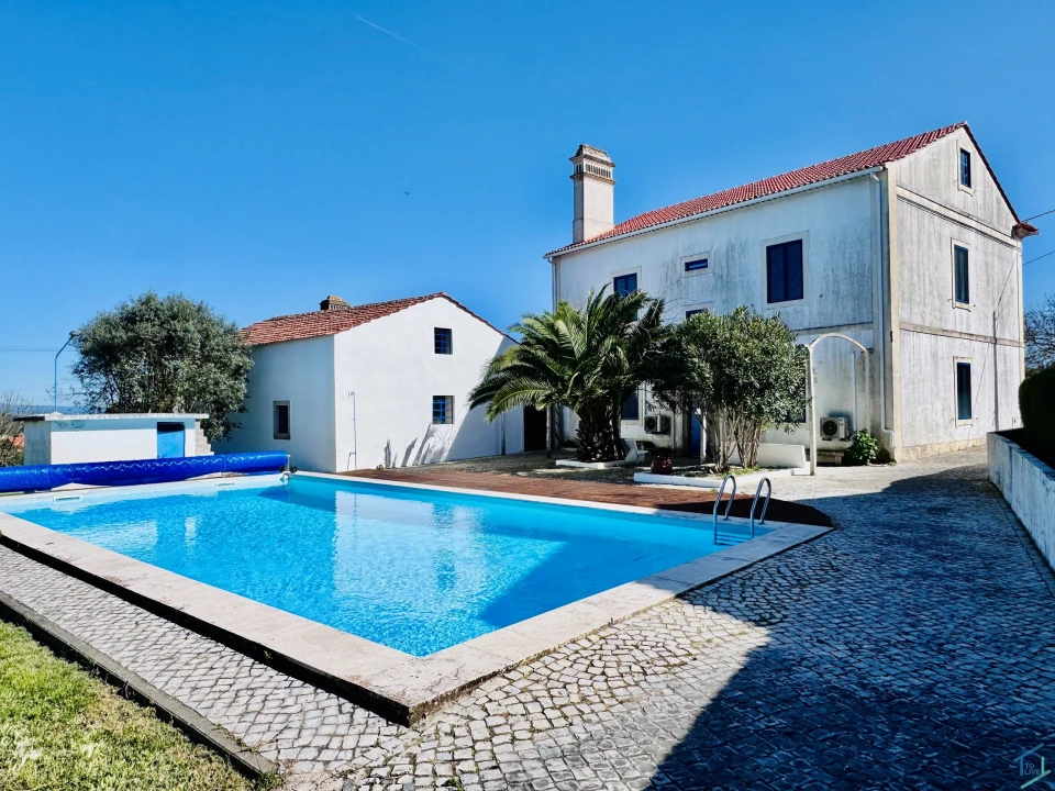 Moradia T5 para Venda em Nossa Senhora do Pranto Foto 1