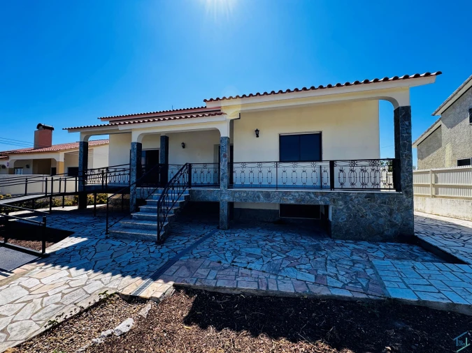 Moradia T4 para Venda em São Pedro de Tomar Foto 1