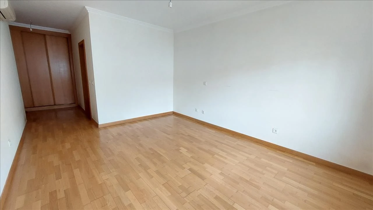 Apartamento T4 para Venda em Agualva e Mira-Sintra Foto 10