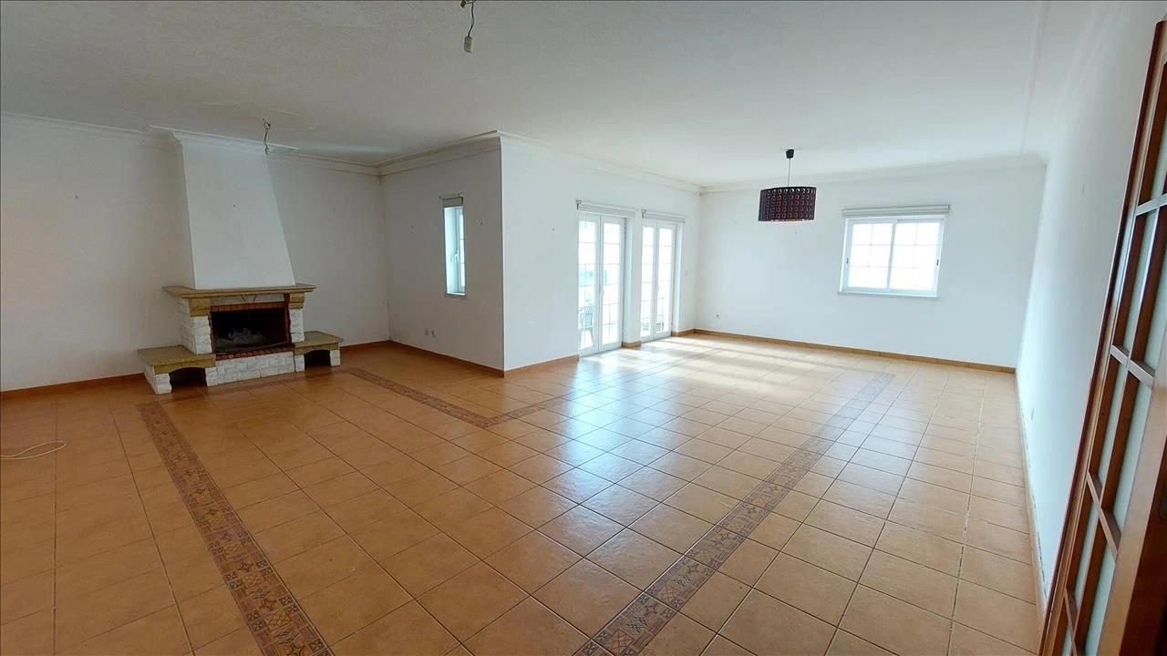 Apartamento T4 para Venda em Agualva e Mira-Sintra Foto 3