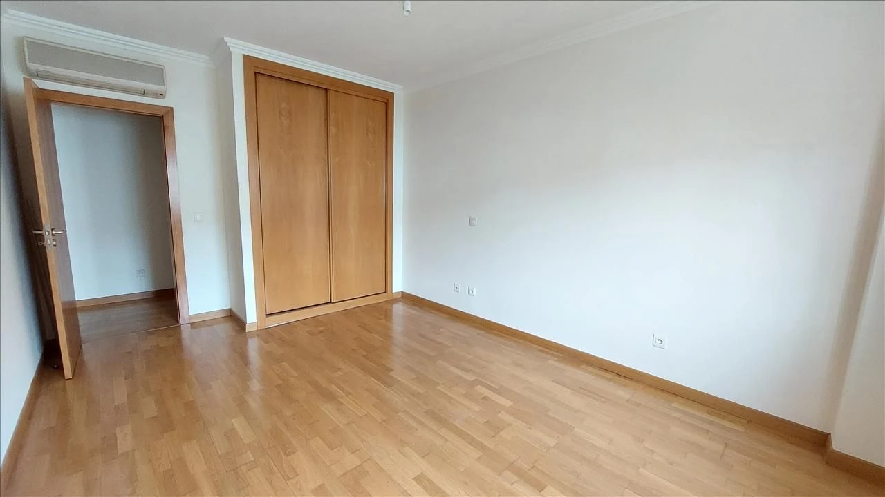Apartamento T4 para Venda em Agualva e Mira-Sintra Foto 9